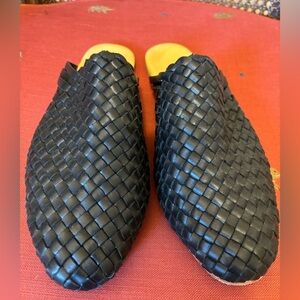 Nisolo Size 8 Black Woven Mule Slides